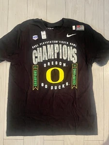 Maglia Nike 2021 Playstation Fiesta Bowl Oregon Champions Go Ducks SMALL - Foto 1 di 3