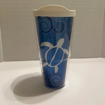 Vaso aislado Tervis Honu envuelto 24 oz con tapa diseño de tortuga marina azul Foto 1 de 4