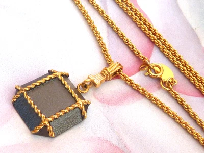 Colgante LANVIN Años 80 Cuadrado Gunmetal Chapado en Oro Cuerda-Torsión en Cadena Joan Rivers Foto 1 de 4
