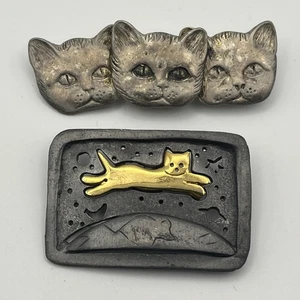 2 Stück - Katzenbroschen - Zinnoptik - Drei Katzen Brosche & Ultracraft zweifarbig - Bild 1 von 3