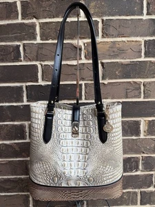 Borsa a tracolla nuova con etichette $415 Brahmin Fiora Timeless Taupe Skien secchiello tote neutra - Foto 1 di 9
