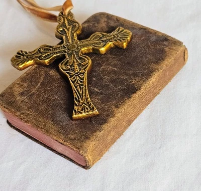 Латунный крест и маленькая антикварная Библия Новый Завет с иллюстрациями с надписью 1910 - Изображение 1 из 4