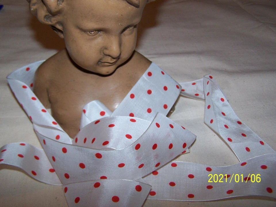 Ancien ruban à petits pois rouge sur fond blanc. Années50. Vendu au mètre. N°182 - Photo 1/4