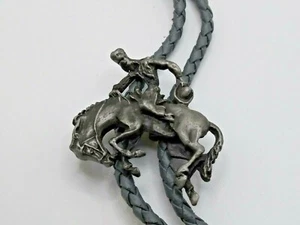 BOLO TIE Zinn Cowboy Bucking Horse Bronco WESTERN Südwesten  - Bild 1 von 3