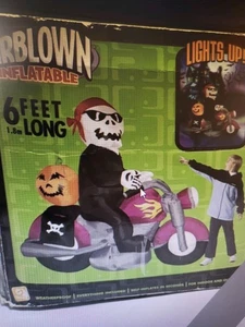 Gemmy Halloween Skelett auf Motorrad mit Kürbis - luftgeblasen aufblasbar 5' - Bild 1 von 3