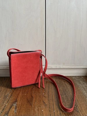 Сумка через плечо ELIZABETH and JAMES красная замшевая квадратная сумочка «SARA» - Изображение 1 из 4