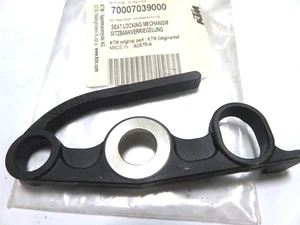 nos Genuine KTM FREERIDE 250 350 2012-2017 SEAT LOCKING MECHANISM 70007039000 - Picture 1 of 5