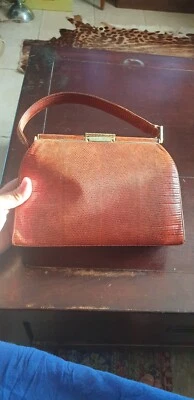SAC A MAIN  ANCIEN VINTAGE EN CUIR CROCO ANNEES 50 ET ETUI LUNETTE PORTEFEUILLE - Photo 1/4
