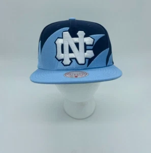 Mitchell & Ness Herren North Carolina Tarheels NCAA Haizahn Druckknopflasche Mütze blau - Bild 1 von 6
