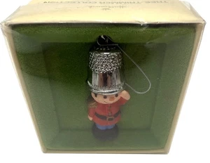 Vintage Hallmark Baumschneider Sammlung Fingerhut Soldat Ornament Mini mit Box - Bild 1 von 6