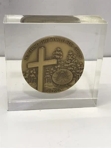 VINTAGE LUCITE MEDAL WORLDS FIRST CHRISTIAN SATELITE COMMUNICATIONS CENTER - Picture 1 of 8