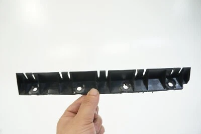 Suporte de saia lateral esquerda traseira 2010-2015 Jaguar XK XKR 6W83-290A05 - Imagem 1 de 4