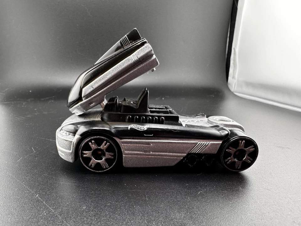 2002 Hot Wheels Road Pirates Racing Transporter 2921RE No Trailer READ Transform - Image 1 of 4