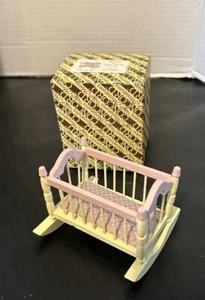 Mueble de colección para casa de muñecas Concord de 3,75" rosa blanco cuna mecedora - Imagen 1 de 2