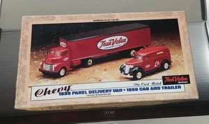 Ertl pressofuso 1/43 B426 True Hardware 1938 pannello Chevy e 1950 cabina e rimorchio nuovo con scatola - Foto 1 di 5