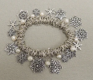 Pulsera elástica de copo de nieve y perlas de Navidad en tono plateado - Imagen 1 de 5