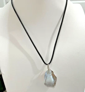 Chalzedon Achat Draht gewickelt Anhänger an schwarzer Kordel Halskette - Bild 1 von 5