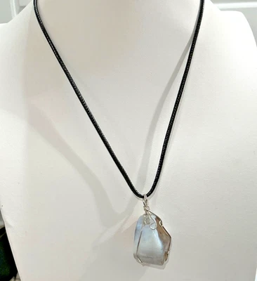 Colgante envuelto en alambre de ágata calcedonia sobre collar de cordón negro Foto 1 de 4