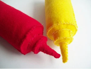 Juego de botellas de ketchup y mostaza hechas a mano de comida de fieltro ecológico para jugar comida cocina - Imagen 1 de 1