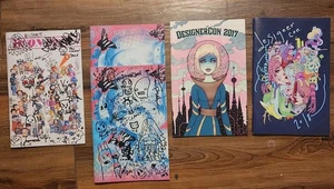Lotto opuscoli firmati artista designercon 2015 James Groman Frank Kozik Paul Frank - Foto 1 di 6