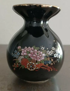 Jarrón japonés vintage de porcelana negra con flores y un vagón de 4,5" de alto - Imagen 1 de 10