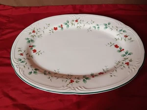 Pfaltzgraff Winterberry Christmas Dinnerware - Serving Platter Oval 14.5" x 10.5 - Picture 1 of 7