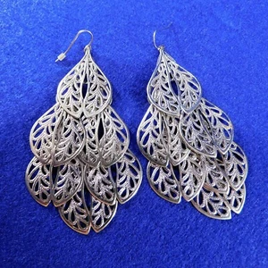 Large Chandelier Earrings Silvertone Filigree Leaves Pierced Ears Boho Light - Bild 1 von 4