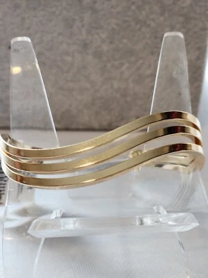 Brazalete Alfani dorado ondulado Foto 1 de 4