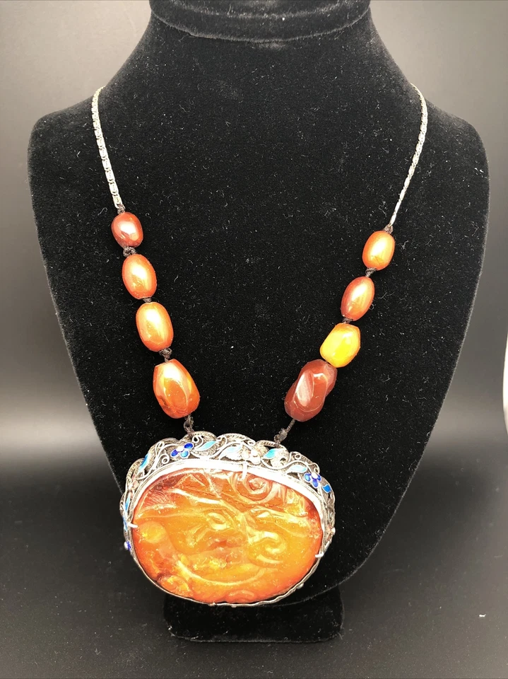 旧 18C 中国奶油糖果琥珀雕刻牌银珐琅吊坠项链 — 第 1/4 张图片