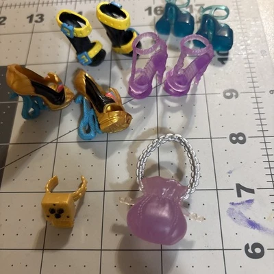 Lote de 4 pares de zapatos/carteras Monster High para muñecas surtidas, raras Foto 1 de 2