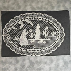Vintage Handmade White Cotton Bobbin Lace 15x11” Oval Victorian Lady Scene Doily - Bild 1 von 4