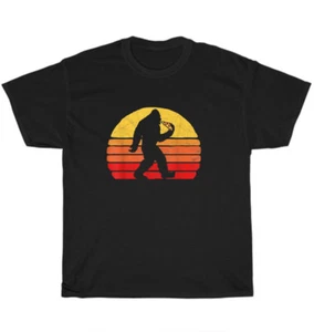 Vintage Retro 80s Graphic Sasquatch Bigfoot Eating Pizza Funny T-Shirt Unisex - Picture 1 of 4
