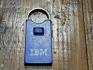 PORTE CLE VINTAGE COMPUTER ORDINATEUR IBM - Picture 1 of 1
