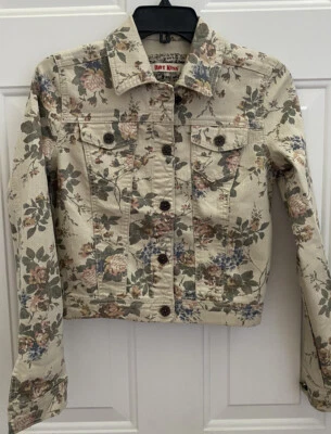 Chaqueta Denim Floral Hot Kiss Juniors Talla Pequeña Botón Frontal Recortada Foto 1 de 4