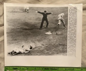 Vintage Press Photo 1953 Gil Hodges Brooklyn Dodgers vs Chicago Cubs Metkovich - Picture 1 of 2