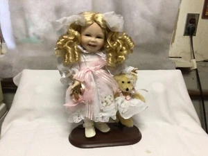Schönes Porzellan " Vanessa " von Vanessa Ricciardi. Mit Teddybär - Bild 1 von 1