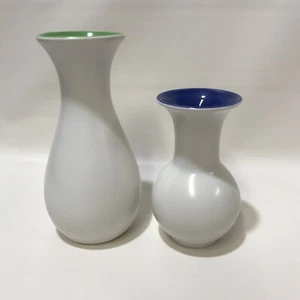 Pair Of Toni Bud Vases Crate&Barrel White With Blue And Green Inside 6”  & 4.5” - Picture 1 of 3