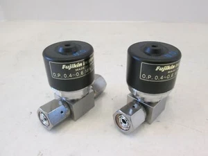 Fujikin, O.P. Valvola pneumatica .4-.6 MPa, N.O, 316L, usata, lotto di 2 - Foto 1 di 6
