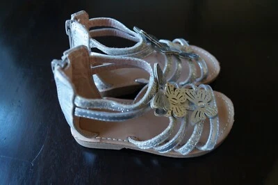 Usada en Excelente Condición Saltar Frijoles Niñas Pequeñas Sherbert Mariposa Gladiador Sandalia Plateada Talla 6 Foto 1 de 4