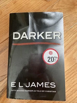 Darker: The #1 Sunday Times bestseller by E L James Womens Reading Foto 1 de 4