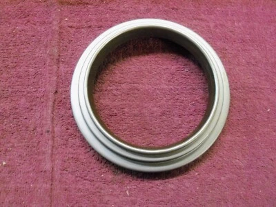 Заднее смазочное уплотнение 1953-1956 Ford Truck F-700/750 C-700/750, новое из старых запасов - Изображение 1 из 4