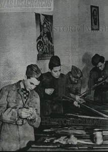 Pressefoto Junge Soldaten reinigen Gewehre in sowjetischer Jugendorganisation 1953 - Bild 1 von 2