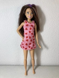 Mattel - Bambola Skipper Sorella di Barbie - Marrone, Capelli Viola, Vestito Cuore Rosa - Foto 1 di 7