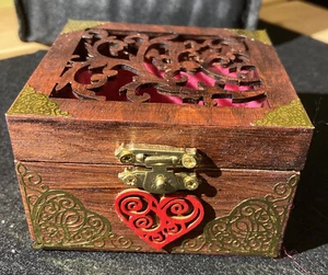 Schöne, kleine verzierte gebeizte Holzschatulle, Schmuck Andenken Geschenk Schmuckschatulle - Bild 1 von 6