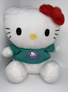 Plüschtier Kuscheltier Stofftier Grün Weiß Rot Hello Kitty Sanrio Schleife Sitzt - Bild 1 von 7