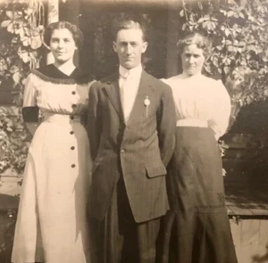 RPPC Foto Hombre Guapo Reloj de Bolsillo Traje a Rayas Hermosa Mujer Postal - Imagen 1 de 3
