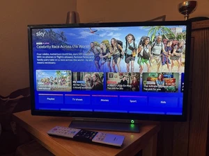 Toshiba 24WK3A63DB 24" HD Ready LED Smart TV Television Remote Netflix HDMI2 VGA - Picture 1 of 9