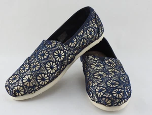 Zapatos planos TOMS para mujer talla 7,5 azul dorado crochet encaje floral sin cordones - Imagen 1 de 9