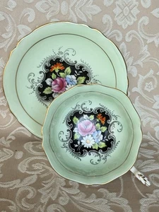 Paragon Double Warrant Mint Green Roses With Black Cup and Sauce England 1930. - Bild 1 von 24