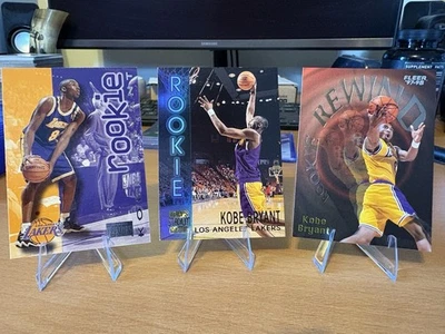 Paquete de 3 tarjetas de novato Kobe Bryant 1996-97 Skybox Topps Fleer Kobe Bryant RC Foto 1 de 4